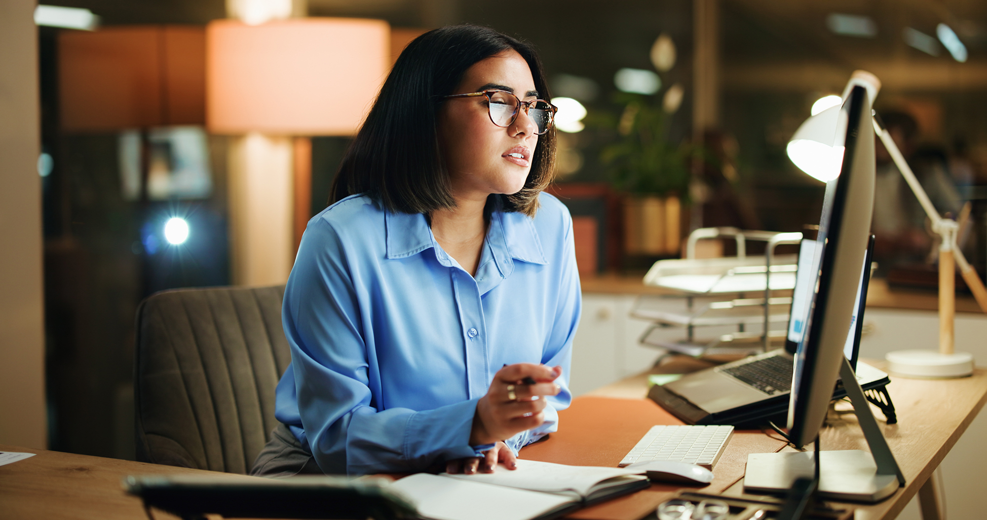 Mujer trabajando en computadora durante proceso de investigación